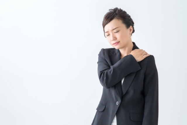ヨガで肩こりや腰痛を改善したい女性
