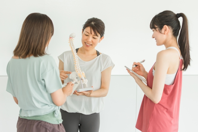 側弯症の悩みに寄り添う、山梨のフィットネス側弯トレーナー・手塚えりか