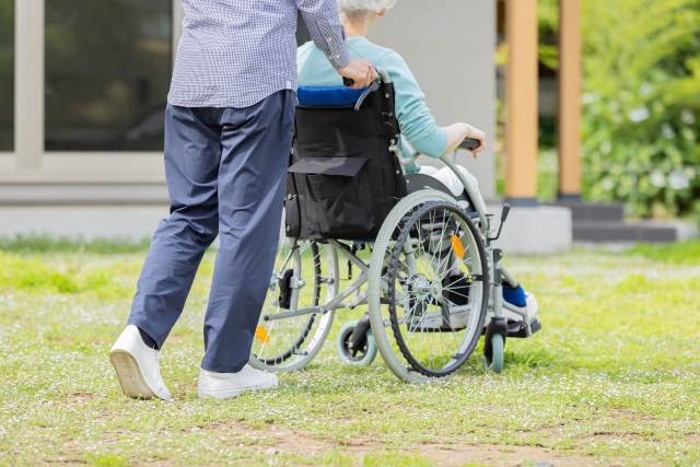 山梨のヨガスタジオで、50代の介護や更年期の悩みを持つ女性が心と身体を整えるために深い呼吸でリラックスしている風景