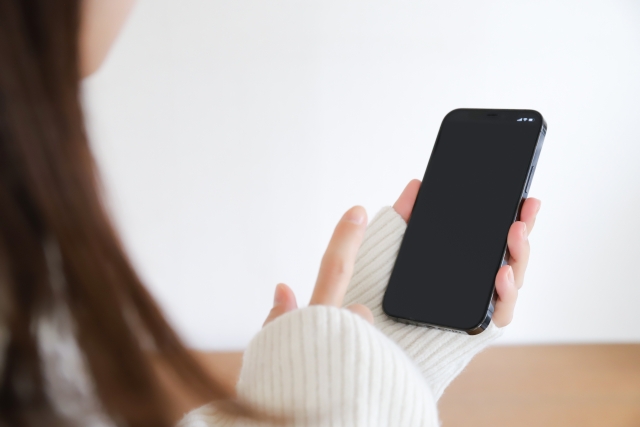 山梨のヨガスタジオで、50代の更年期の悩みを持つ女性が心と身体を整えるために深い呼吸でリラックスしている風景