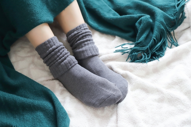 山梨のヨガスタジオで、50代の女性が冷えと不眠に悩んでいる様子